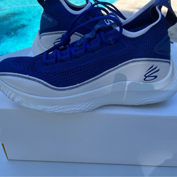 Men’s size 8M -UNDER ARMOUR CURRY FLOW 8
3023085-402 Blue. main image 6